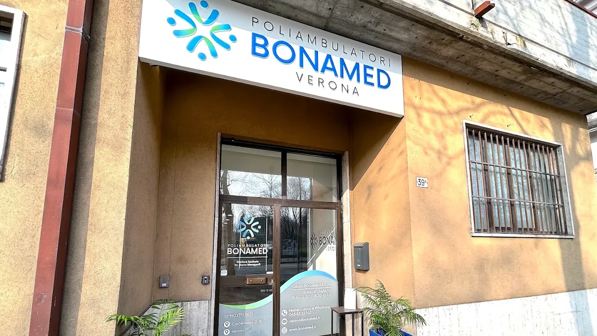 L'ingresso dei Poliambulatori BONAMED in viale Cristoforo Colombo a Verona